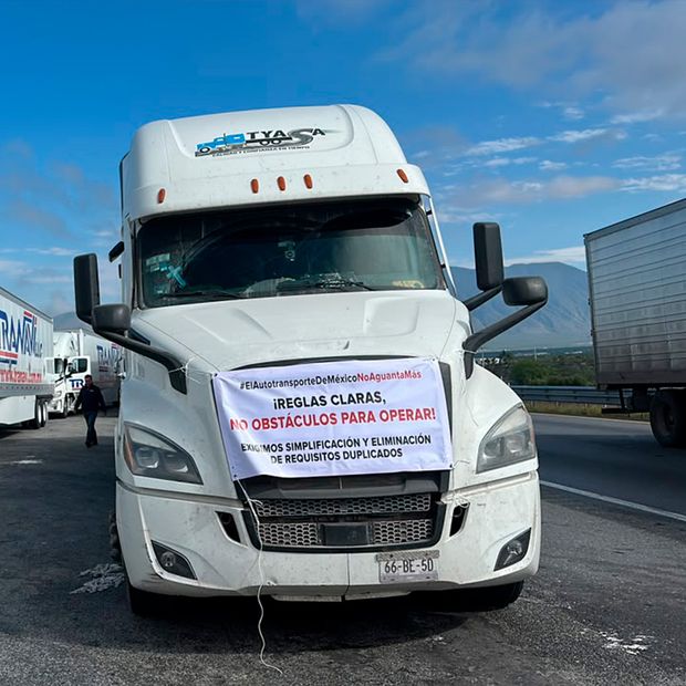 Transportistas de Coahuila se Manifiestan en Carretera Monterrey-Saltillo